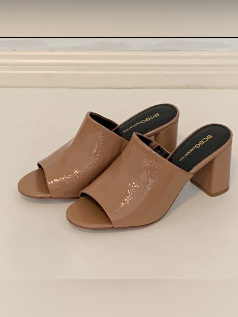 BCBG GENERATION WOMENS MULES TAN PATENT LEATHER PEEP TOE BLOCK HEELS SANDALS 8.5